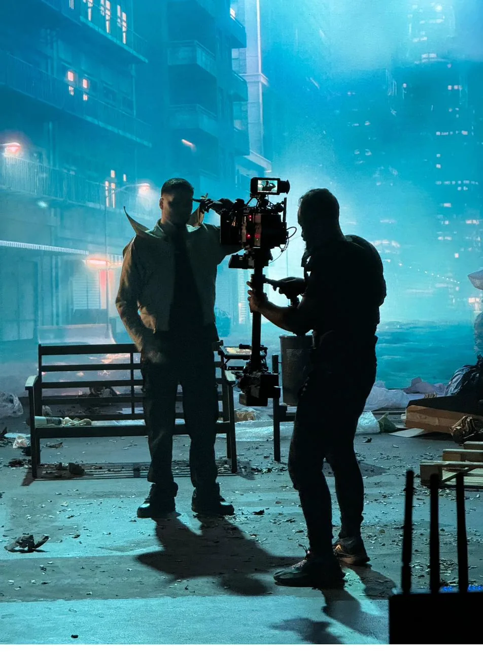 Rodaje nocturno con set cinematogr\u00e1fico
