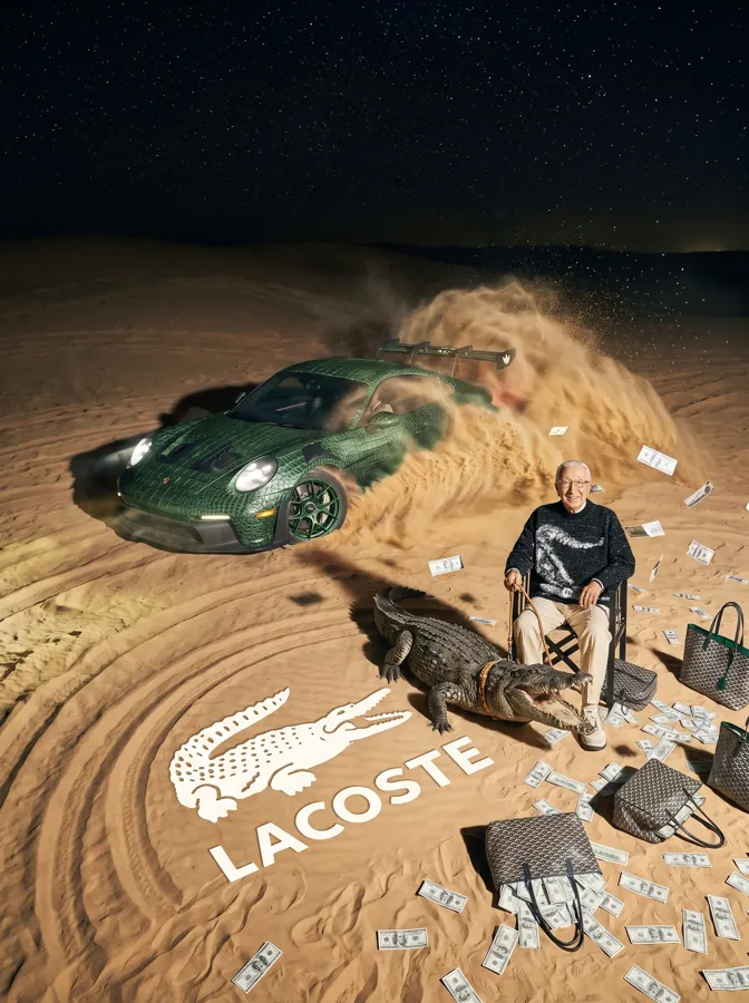 Hombre sentado en el desierto junto a un cocodrilo, un deportivo verde y billetes bajo un cielo estrellado