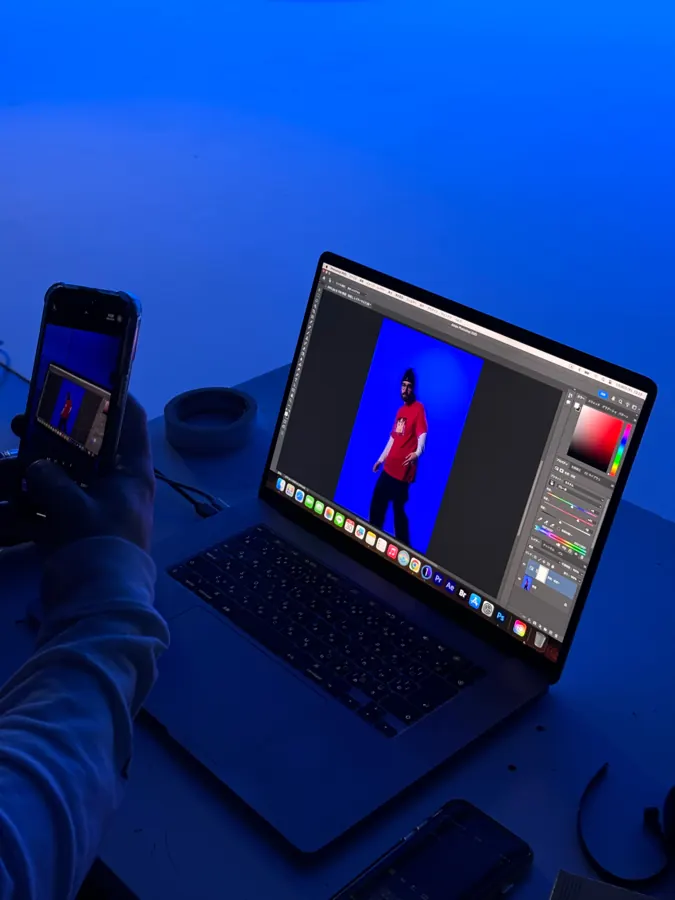 Portátil con una foto de estudio sobre fondo azul en edición